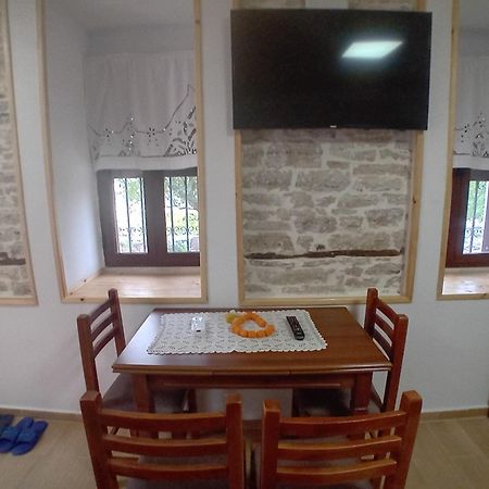 Arpet Guesthouse Gjirokaster Exterior photo