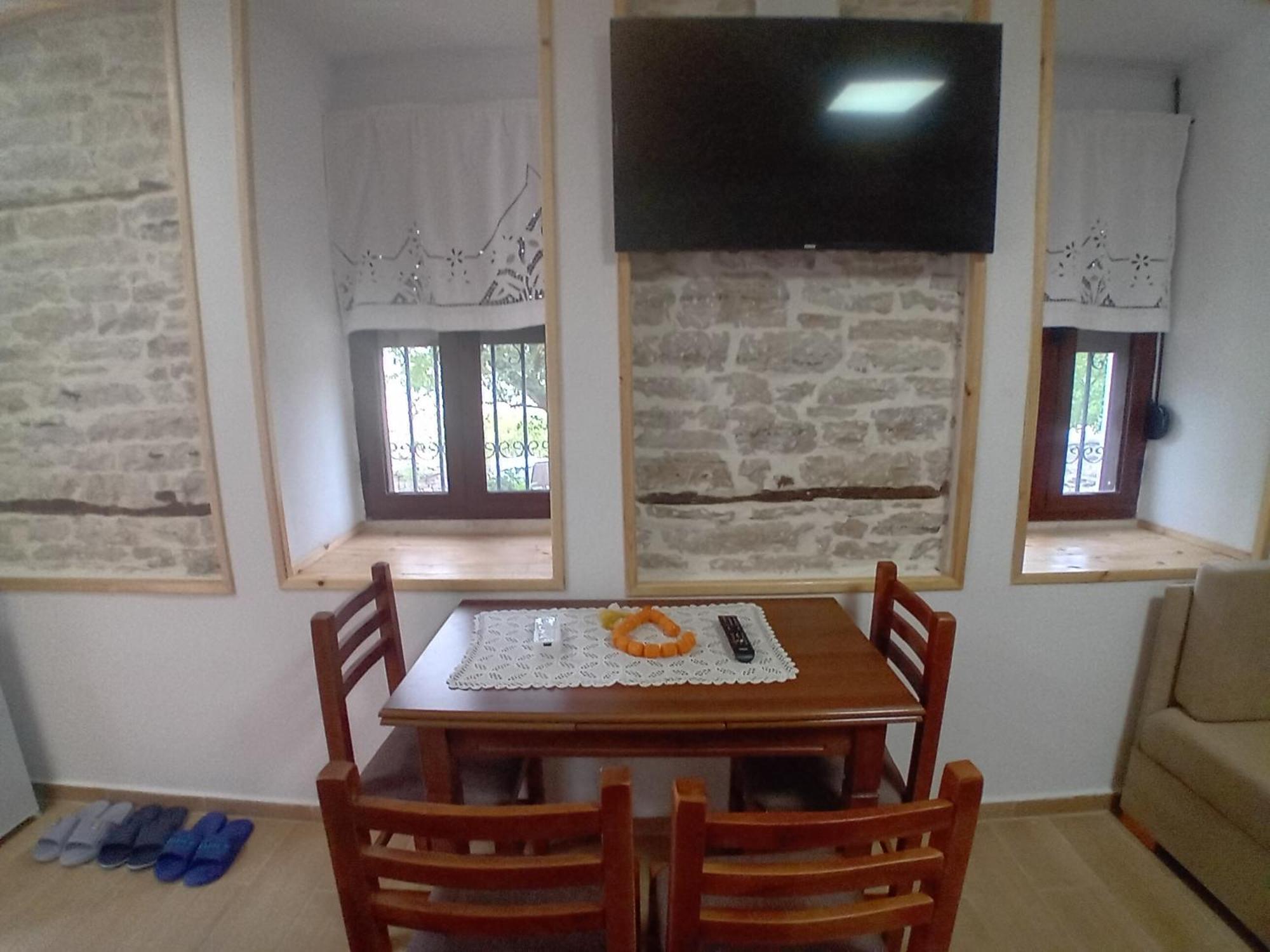 Arpet Guesthouse Gjirokaster Exterior photo