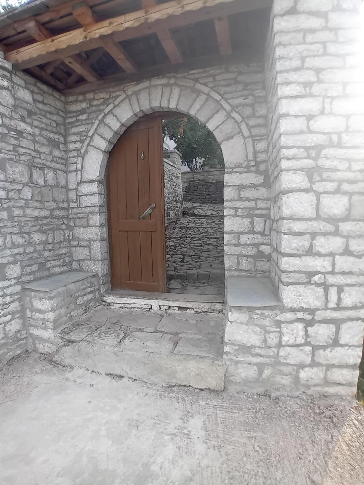 Arpet Guesthouse Gjirokaster Exterior photo