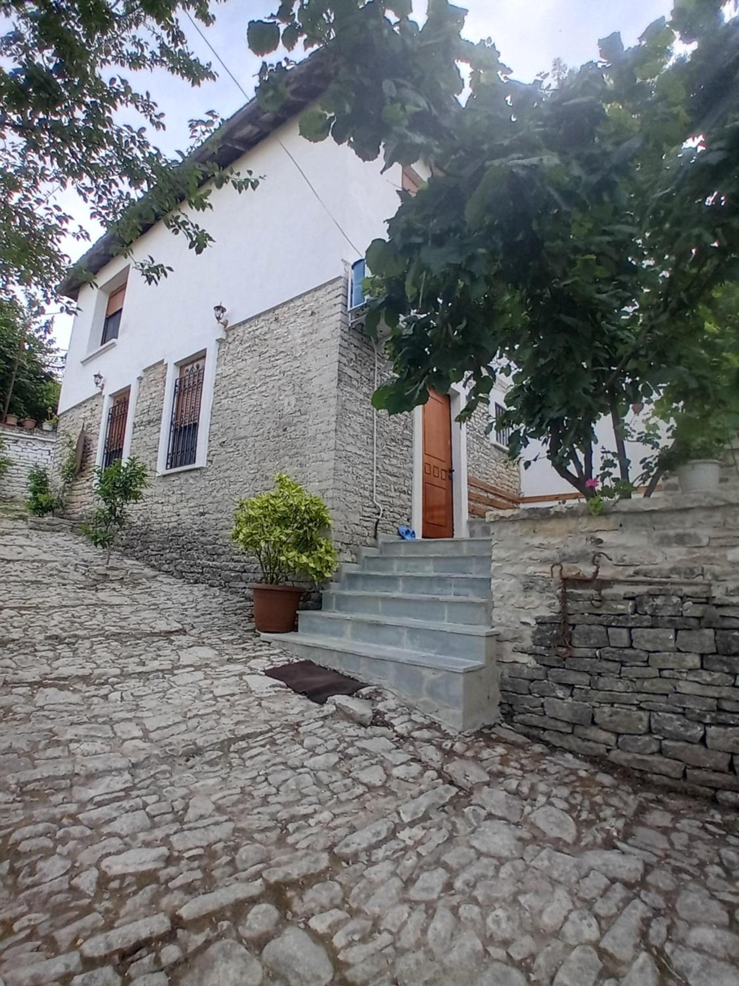 Arpet Guesthouse Gjirokaster Exterior photo
